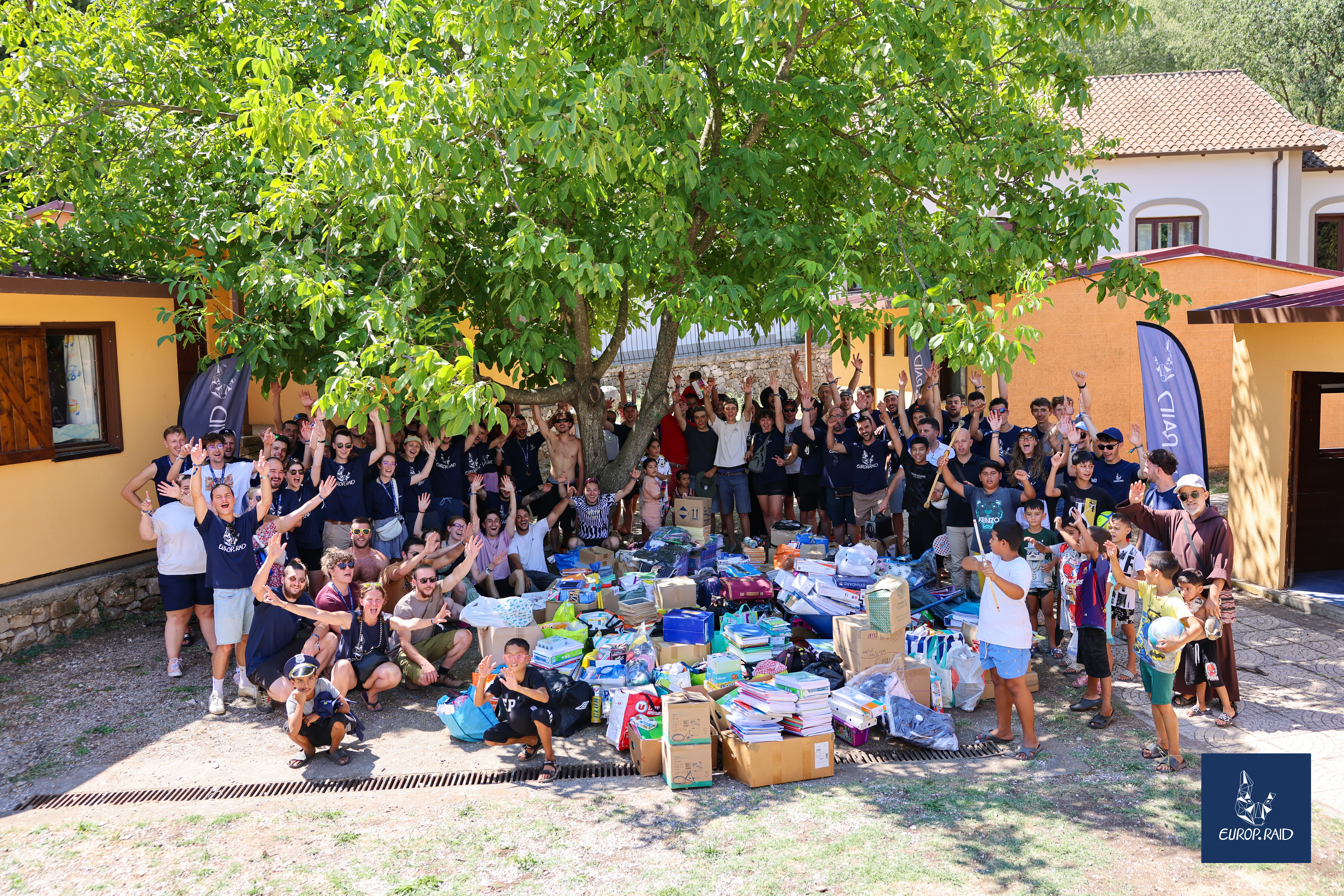 Remise des fournitures en Albanie
